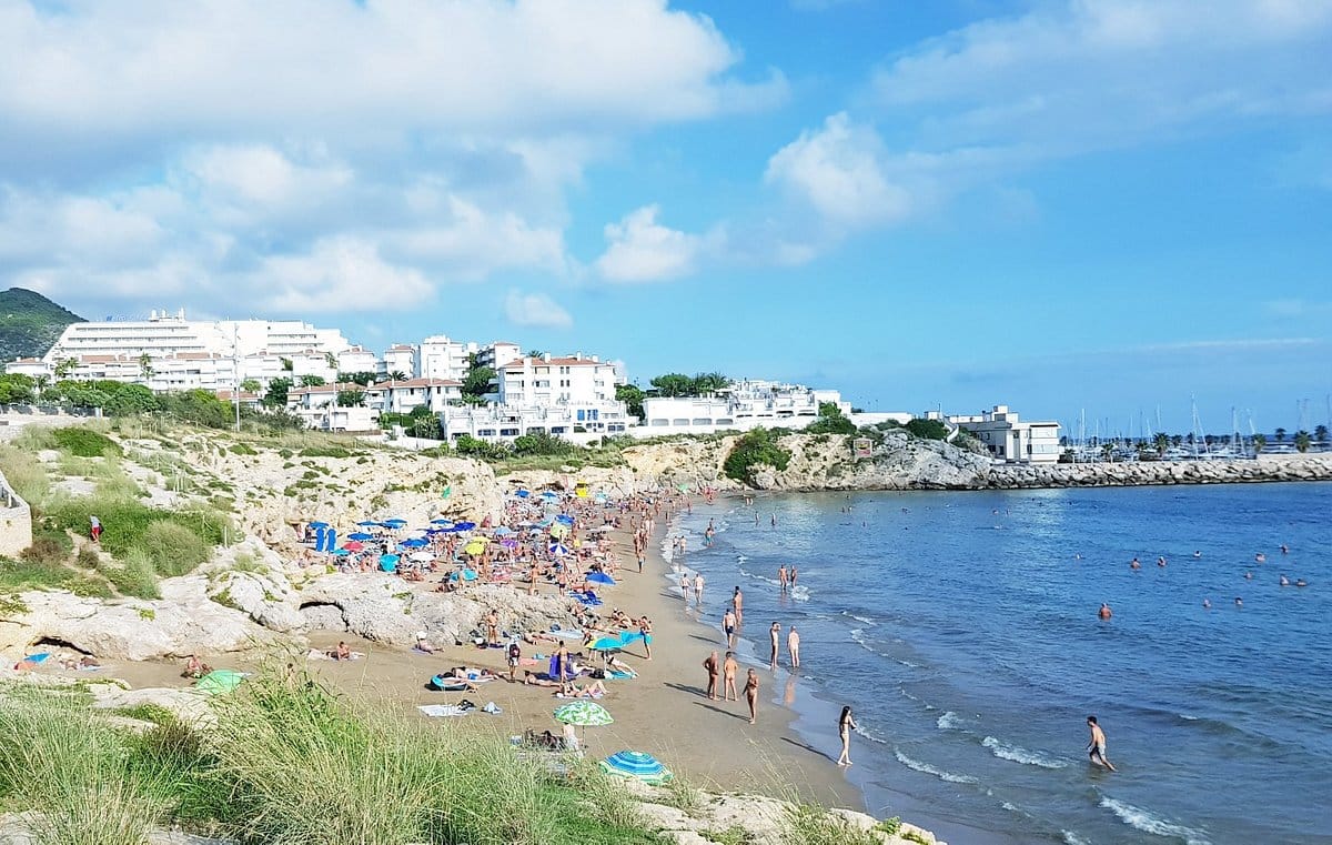 Une plage populaire en Espagne.