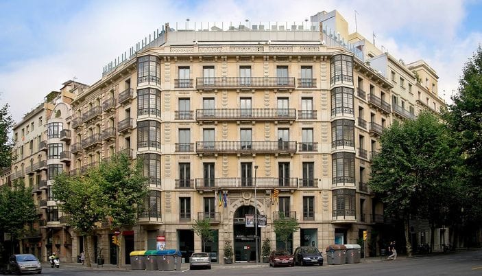 L'hôtel gay-friendly est situé près de la plage en Espagne.