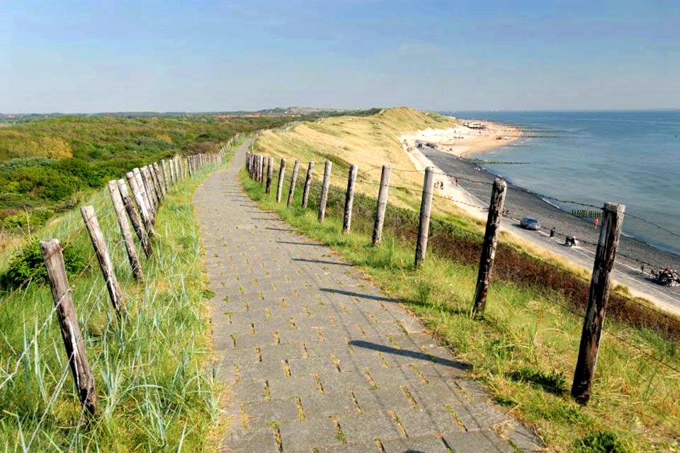 Un chemin gay-friendly menant à la plage.