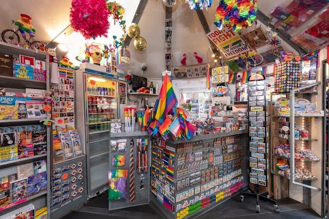 Un magasin diversifié proposant une large gamme d'articles.