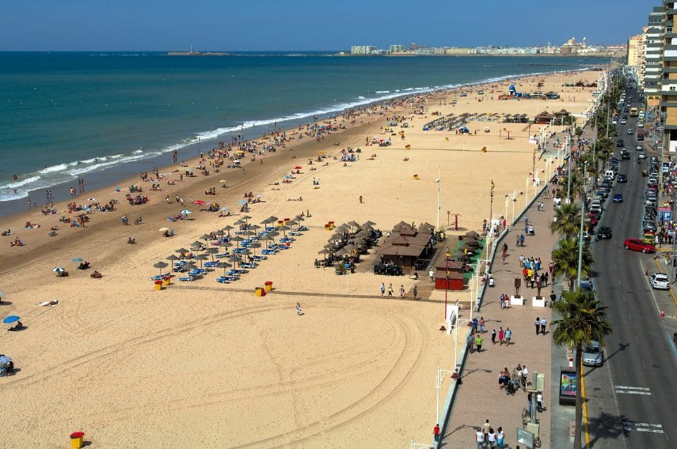 Une plage de sable avec beaucoup de gens.