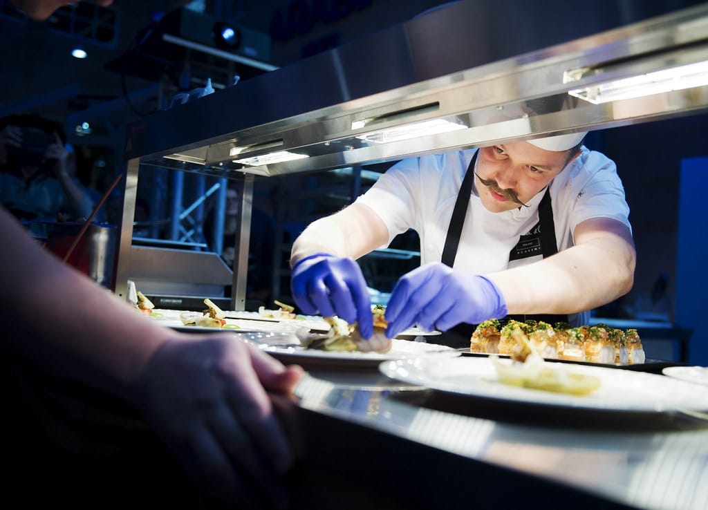 Un chef cuisine à Lyon, la ville des Lumières.