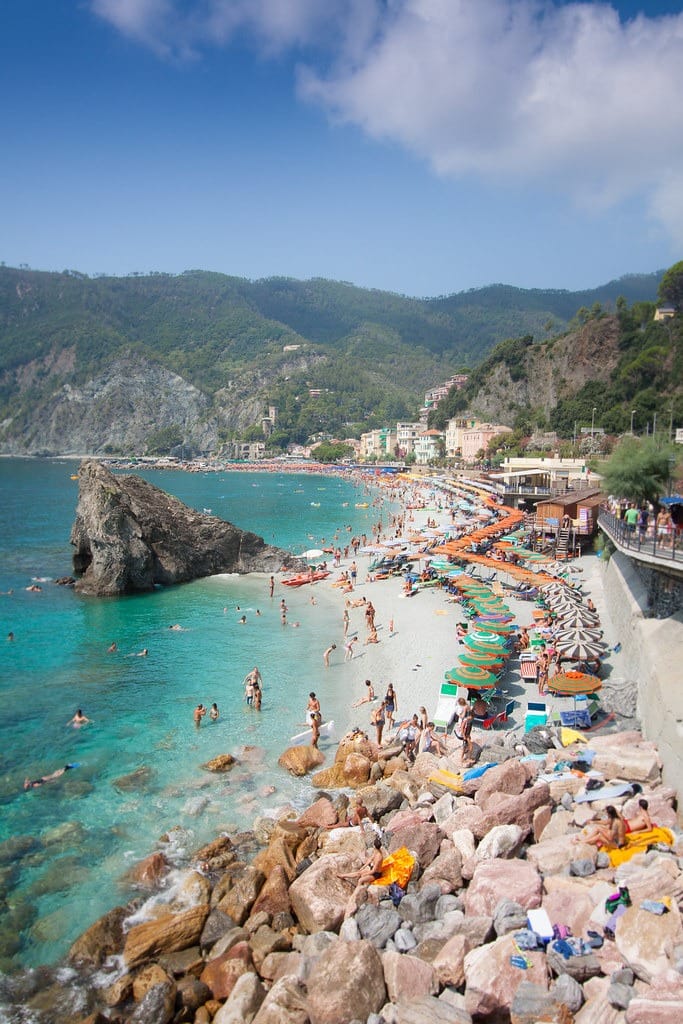 La plage bondée d'Italie est l'une des 5 meilleures options gay-friendly.