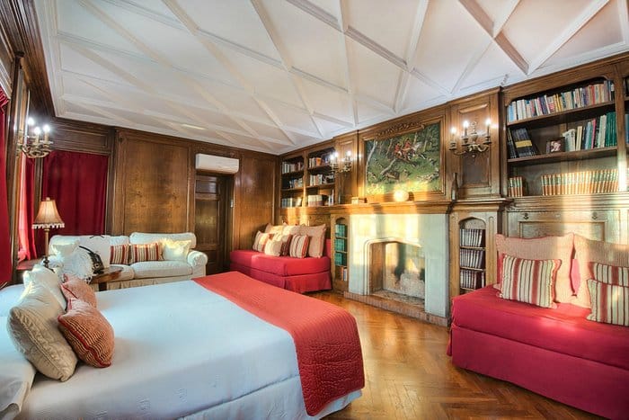 Une chambre d'hôtel gay-friendly à Barcelone avec une cheminée et des étagères.