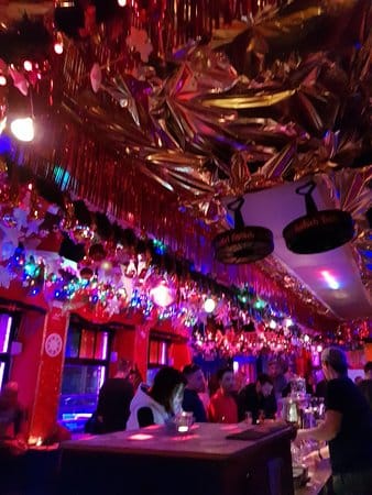Un séjour gay à Cologne orné de lumières et de décorations de Noël festives.