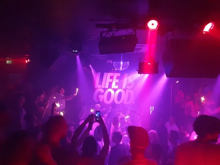 Une foule de gens dans une boîte de nuit gay à Munich.