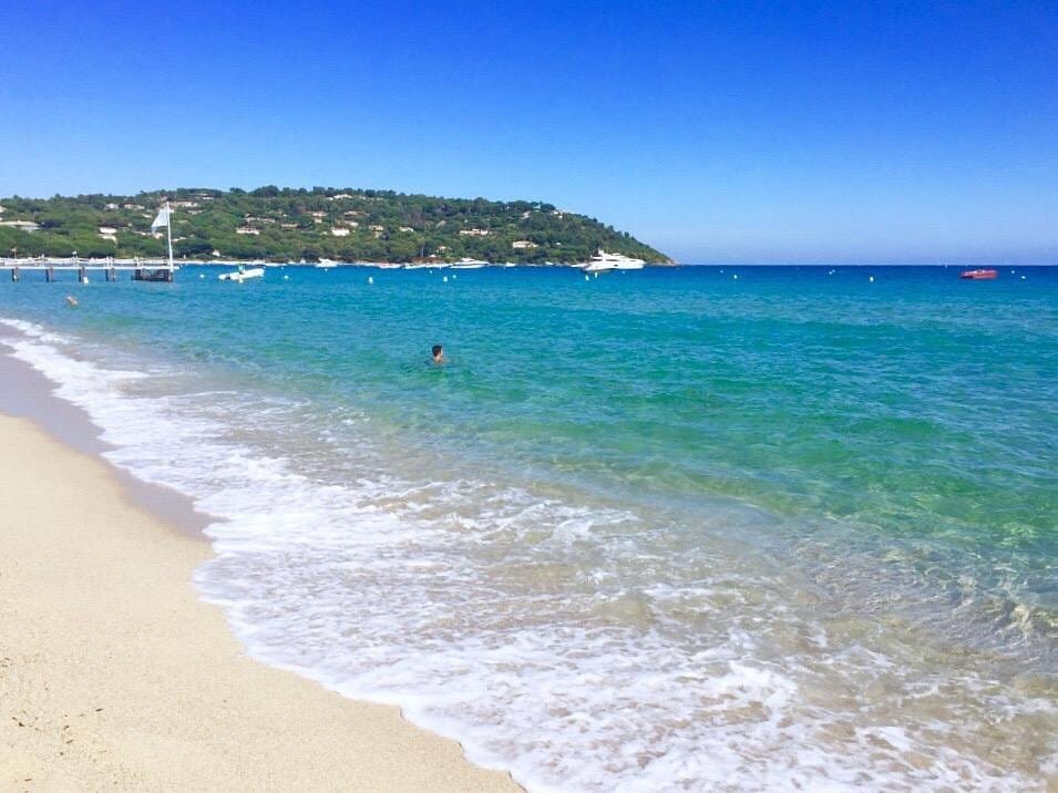 Une plage gay sur la Côte d'Azur avec des gens qui nagent dans l'eau.