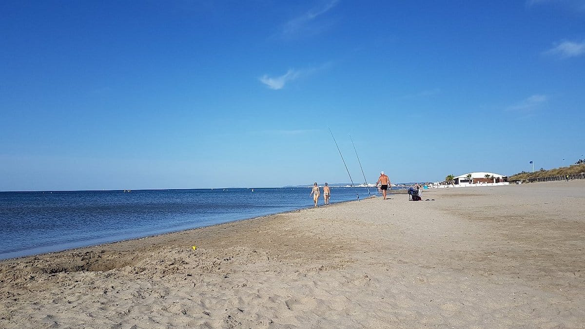 Une personne fait voler un cerf-volant sur les plages gays de la Côte d'Azur.