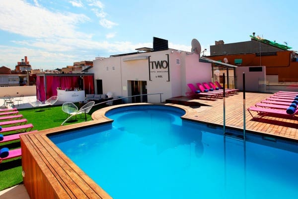 Une piscine sur le toit dans un hôtel gay-friendly.