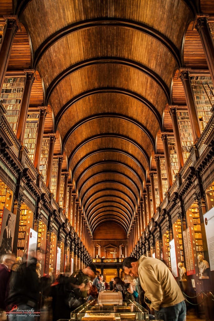 La bibliothèque Trinity College de Dublin, accueillante pour les LGBTQ+, en Irlande.