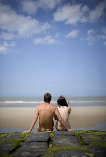 Plage de personnes nues.