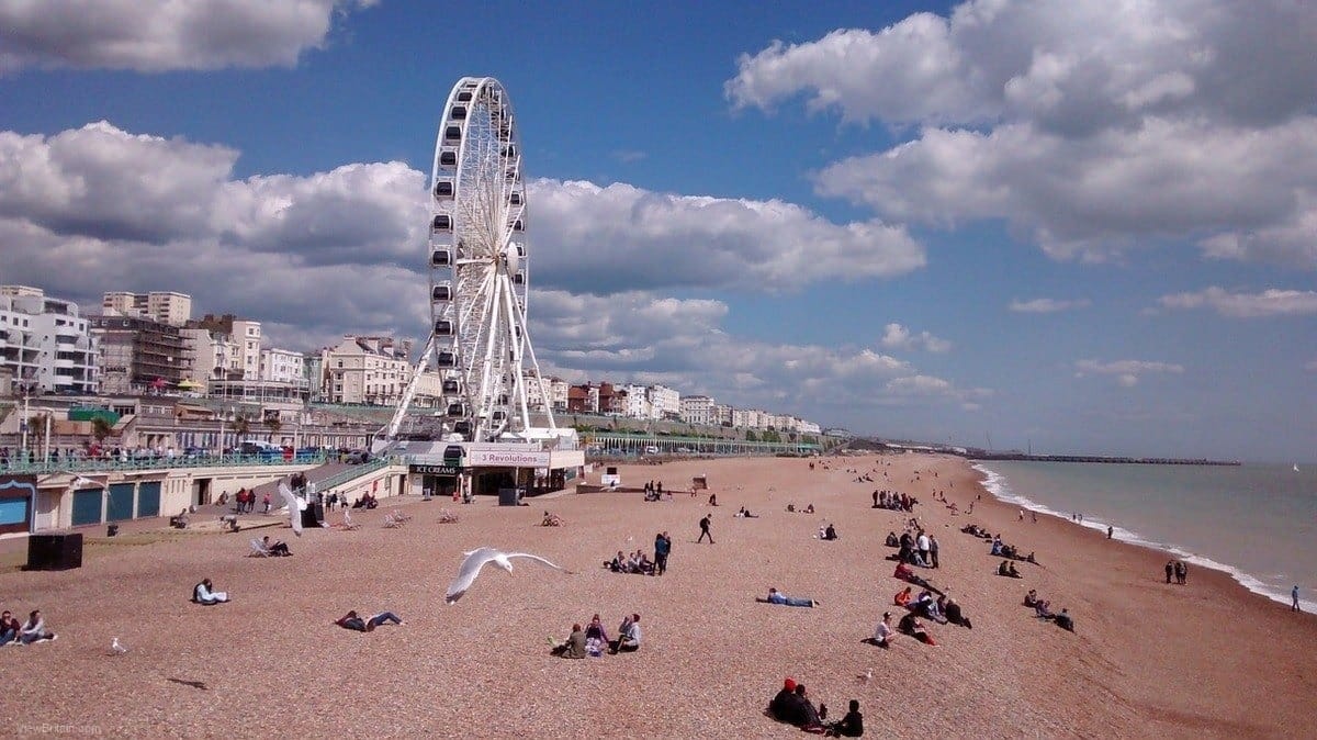 Une grande roue de plage avec des gens dessus en Europe.