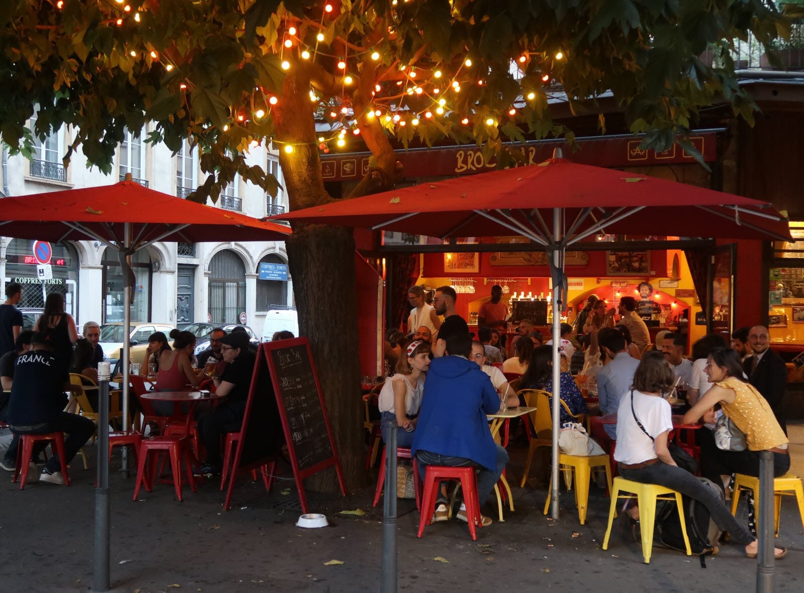 Un parapluie rouge sur une table lyonnaise.