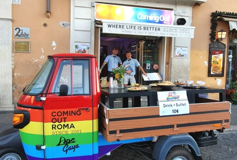 Un tuk tuk garé devant un restaurant gay-friendly en Europe.