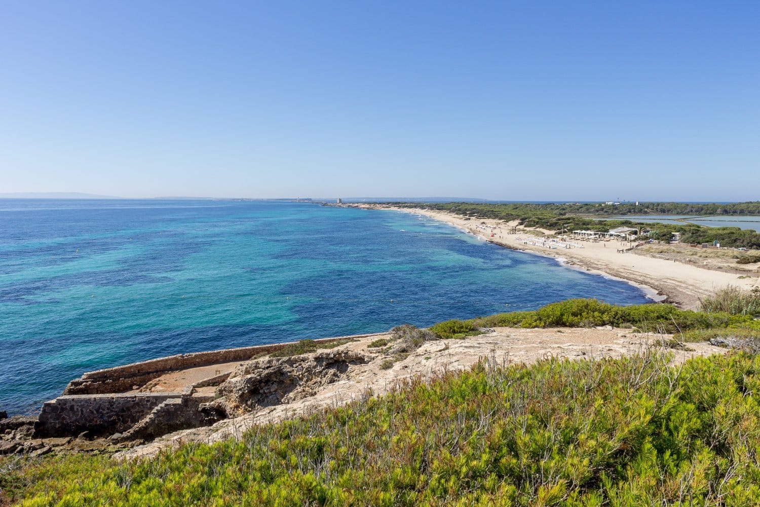 Une vue pittoresque sur la plage depuis une magnifique falaise européenne.