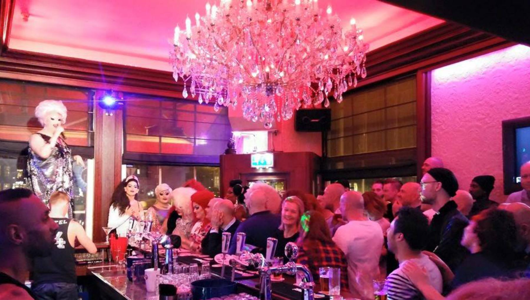 Une foule de gens dans un bar gay à Amsterdam.