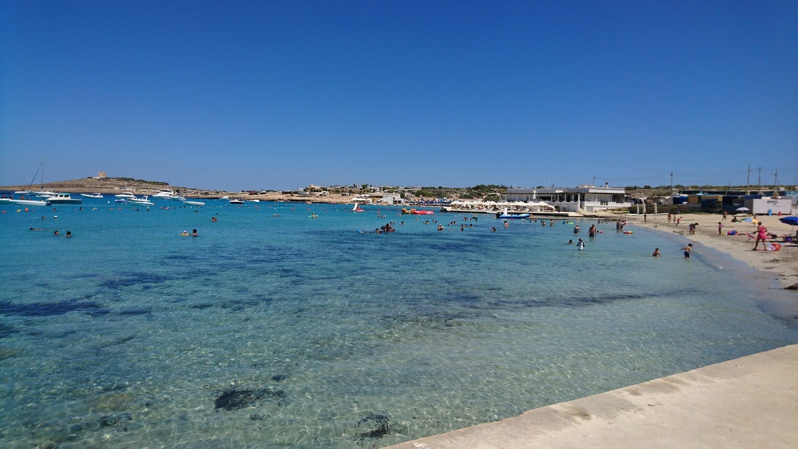 Un ciel bleu clair sur les plages placides d'Europe.