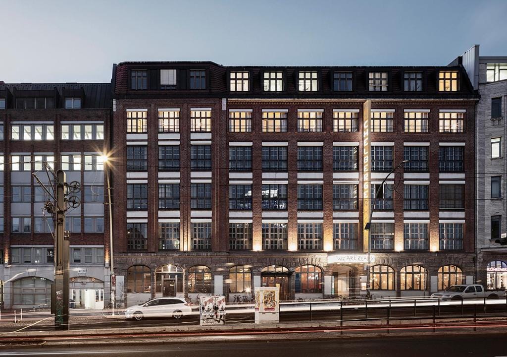 La façade d'un immeuble à Berlin au crépuscule.