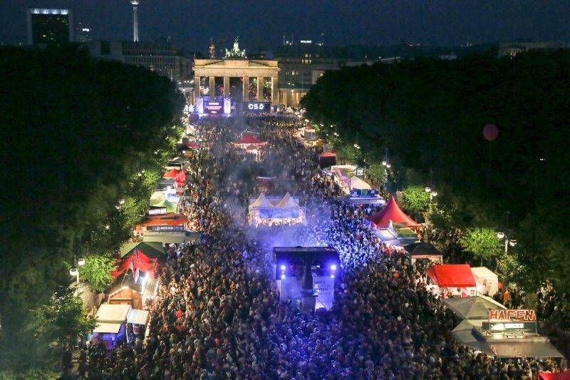 Une vue aérienne d'une rue bondée lors de la Berlin Pride 2023.