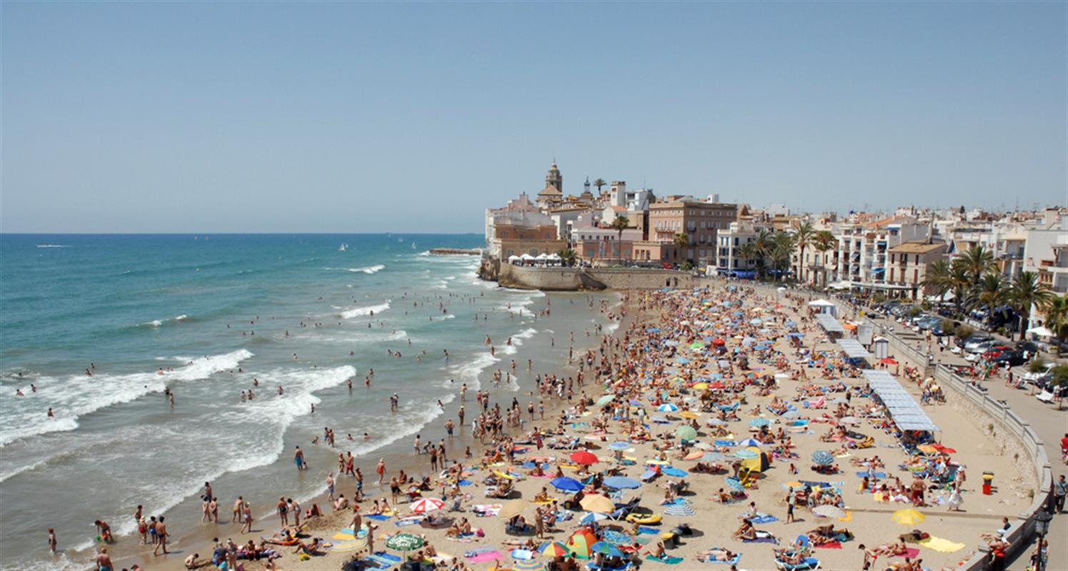 Une plage gay bondée en Europe.