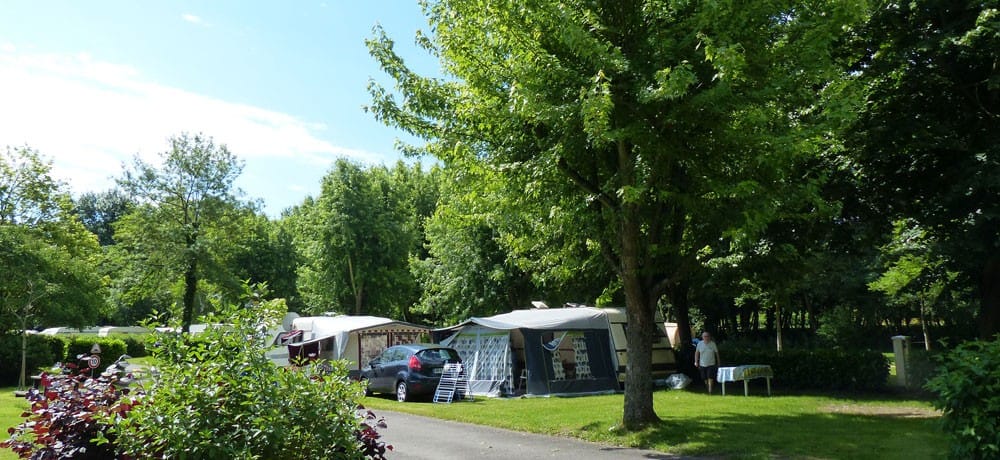 Meilleurs campings gay en Europe avec plusieurs tentes dans une zone boisée.