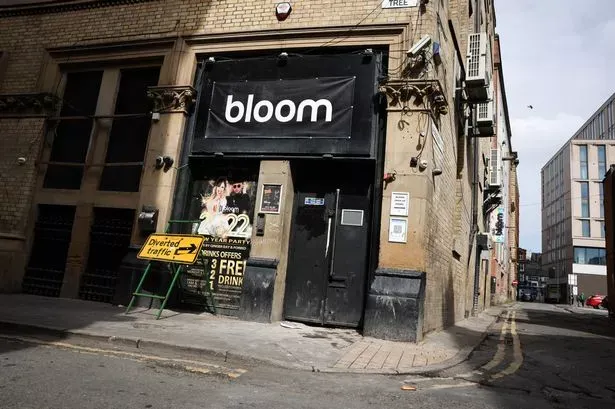 Un bâtiment avec un panneau indiquant « bloom » à Manchester.