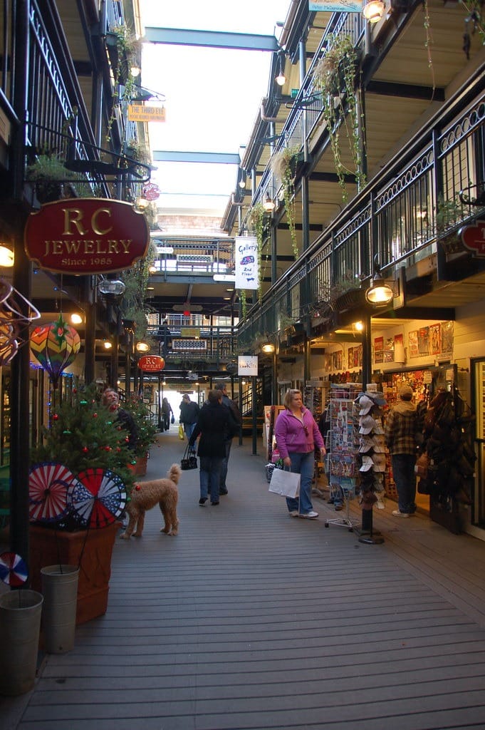 Une passerelle gay-friendly dans un centre commercial.