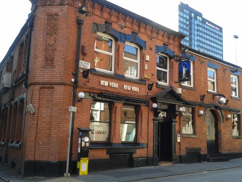 Un bâtiment en brique rouge à Manchester.