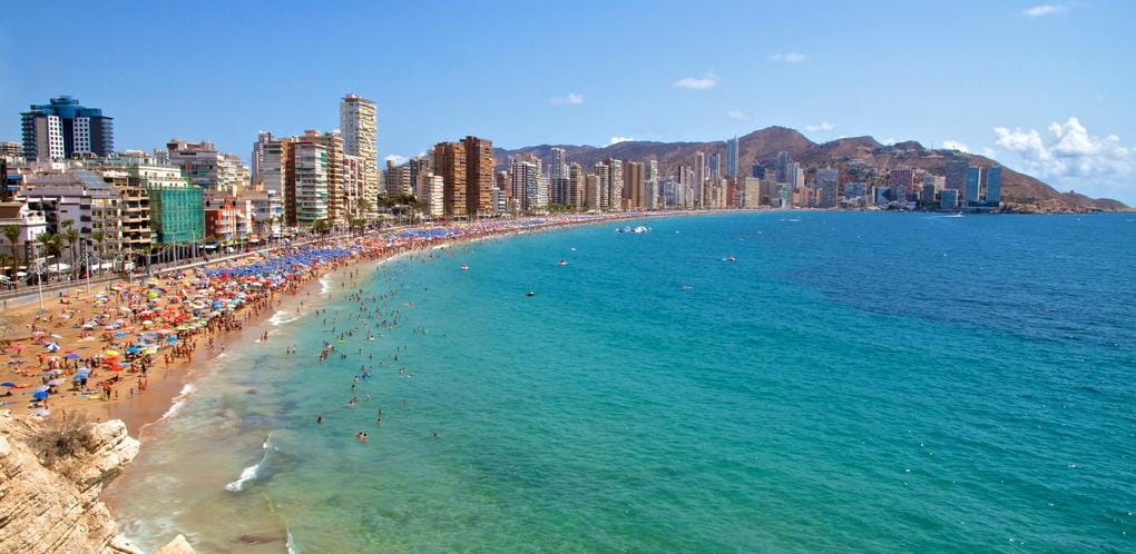 Une plage populaire avec une foule diversifiée.