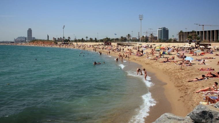 Une plage populaire avec beaucoup de gens.