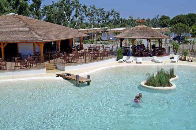 Un complexe proposant le meilleur camping gay-friendly d'Europe, avec une piscine à proximité.