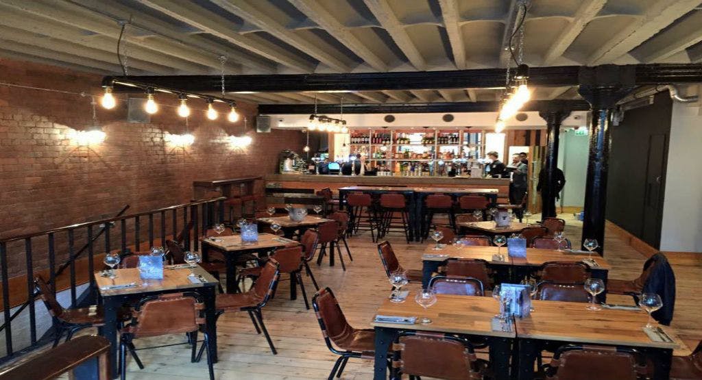 Un guide des restaurants gays de Manchester avec un design intérieur élégant et des sièges confortables.