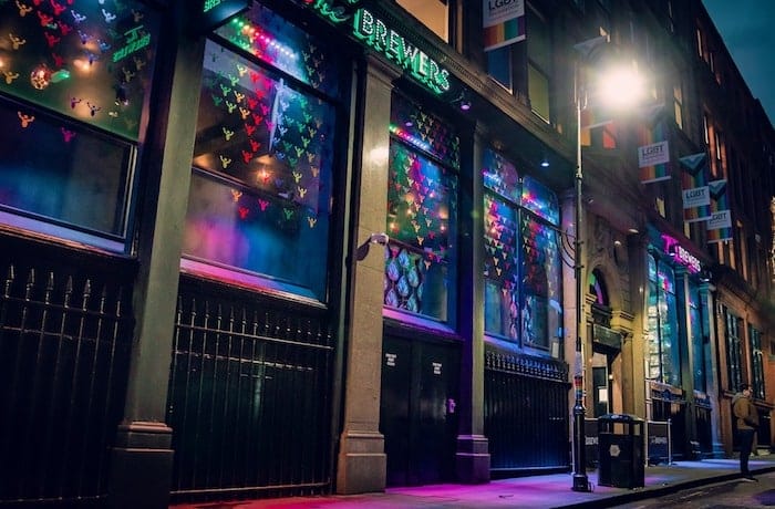 Un bâtiment éclairé au néon dans le quartier gay de Manchester.