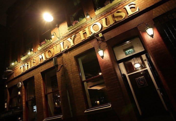 La Mooty House illuminée dans le Manchester gay.