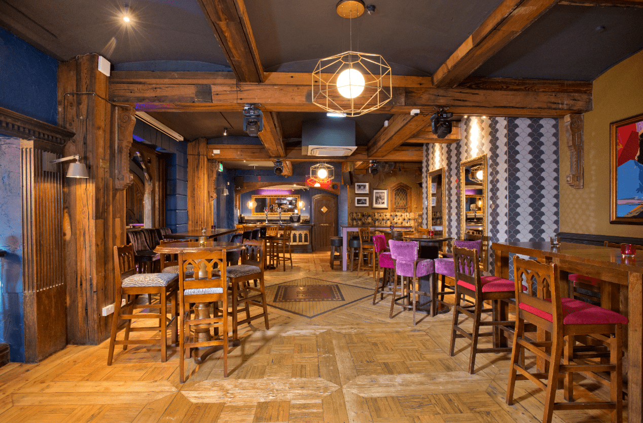 Un parquet dans un bar de Manchester.