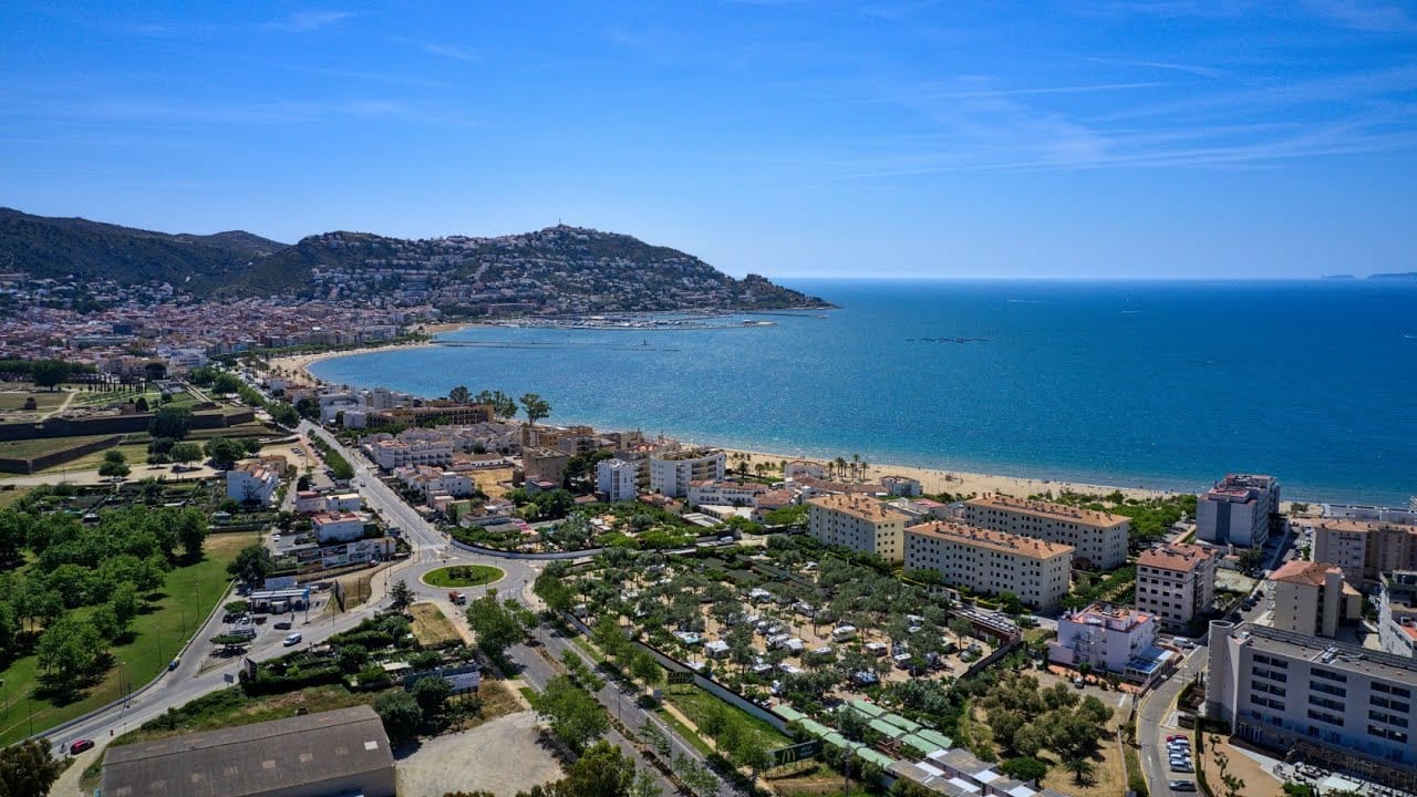 Une vue aérienne d'une plage.