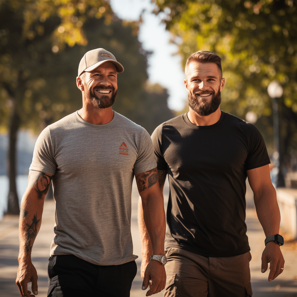 Deux gays barbus explorant Madrid en automne.