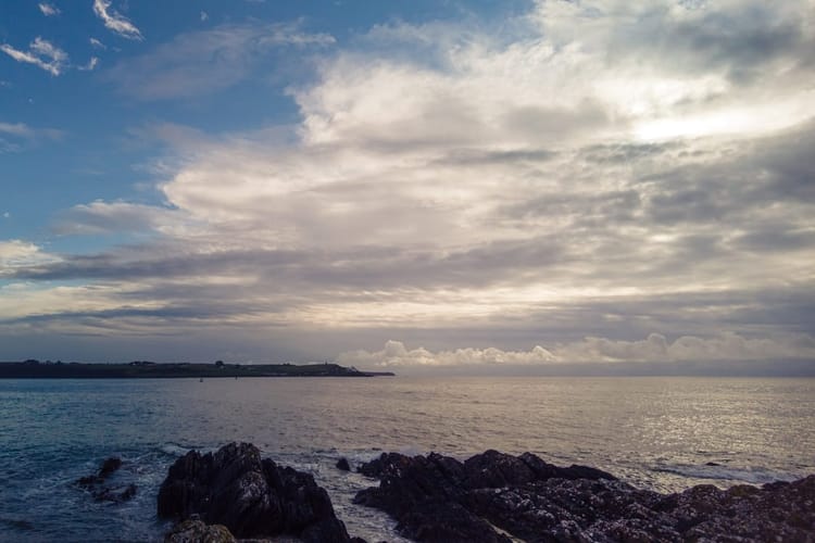 Les meilleures plages gay d’Irlande : profitez du soleil et des paysages côtiers spectaculaires