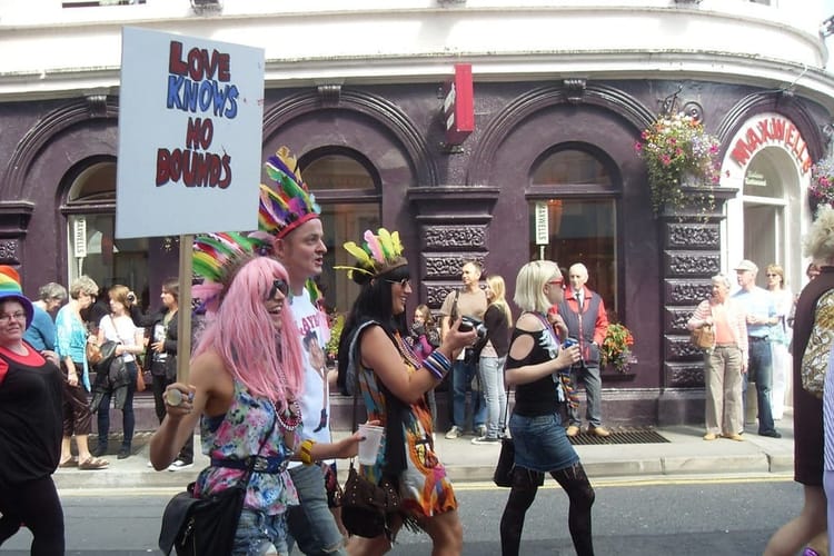 Quartiers LGBTQ+ de Galway : vie nocturne, culture et événements pour voyageurs gays