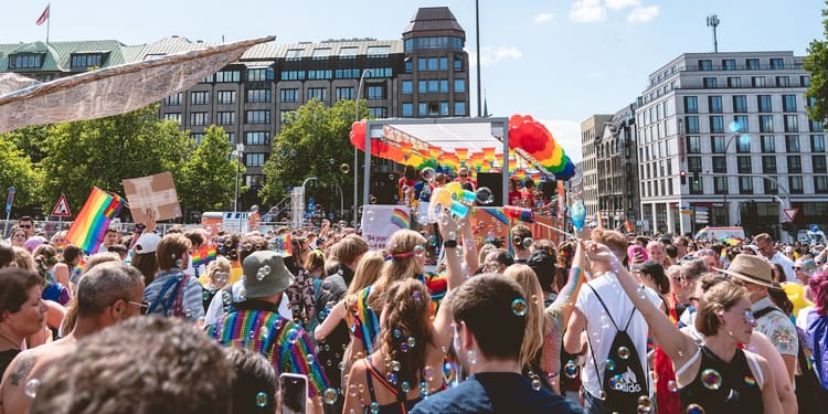 Hambourg et sa scène gay : Les endroits à ne pas manquer pour une expérience mémorable