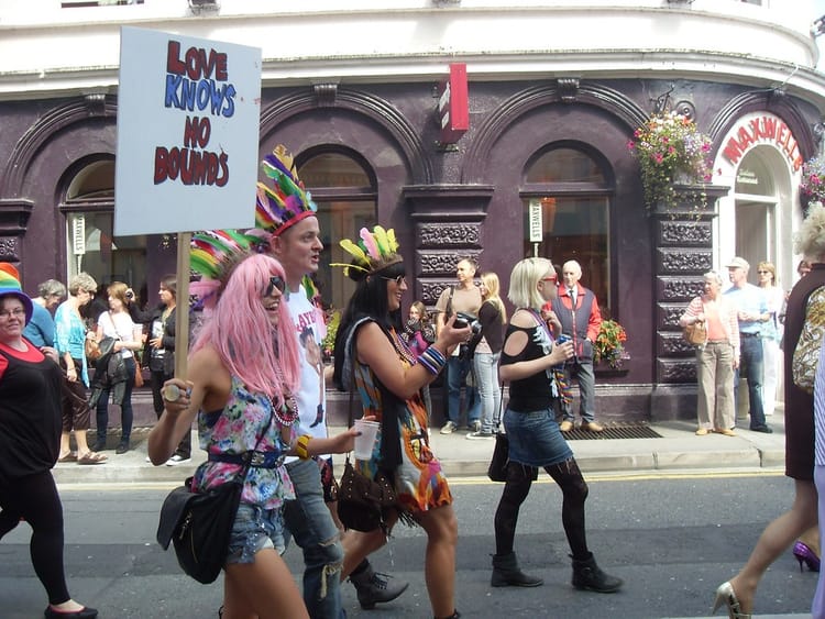 Quartiers LGBTQ+ de Galway : vie nocturne, culture et événements pour voyageurs gays